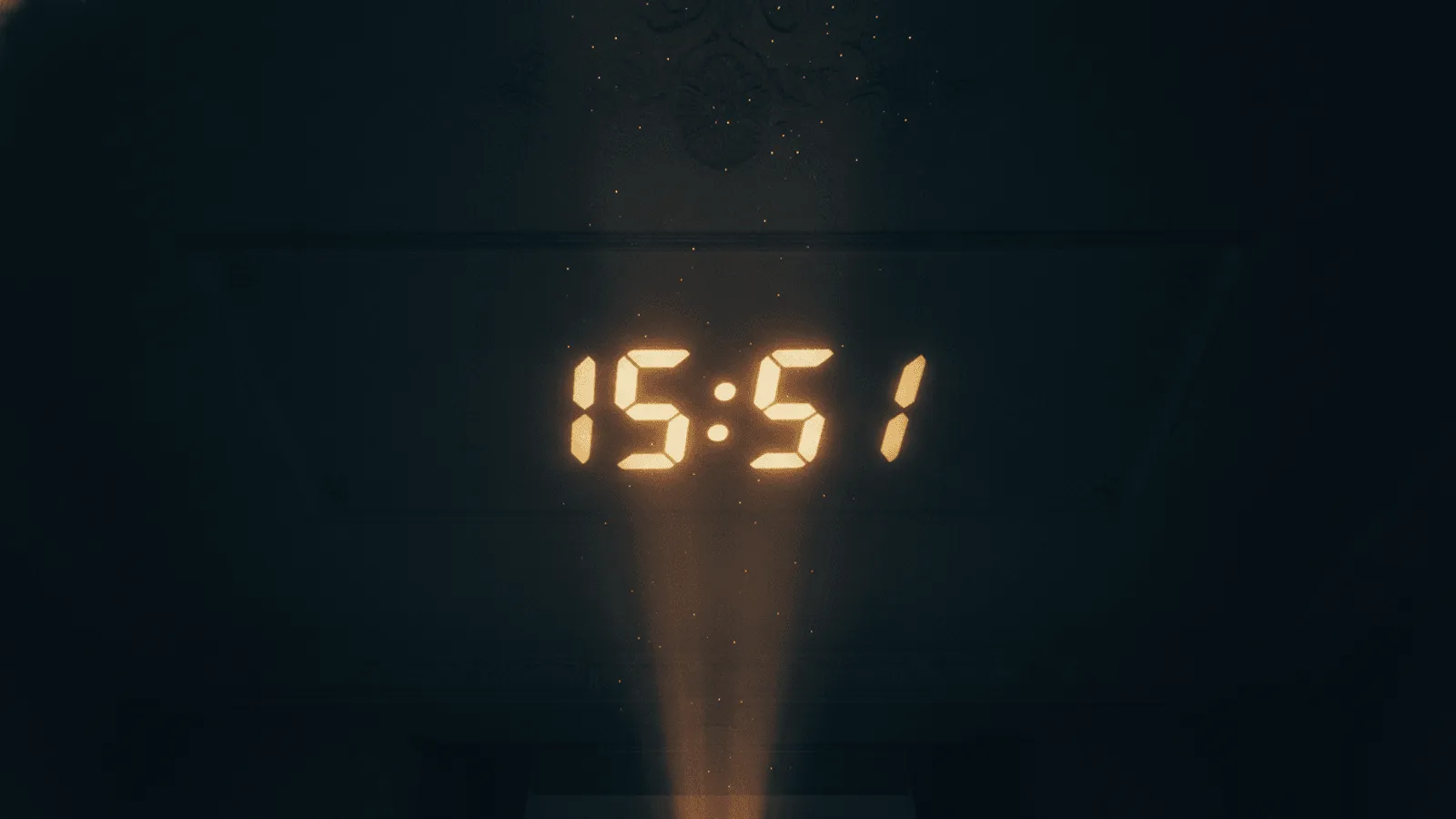 Relógio digital marcando 15:51 sobre uma mesa de madeira clara, banhado pela luz dourada e serena do fim de tarde, com uma sensação de calma e recomeço